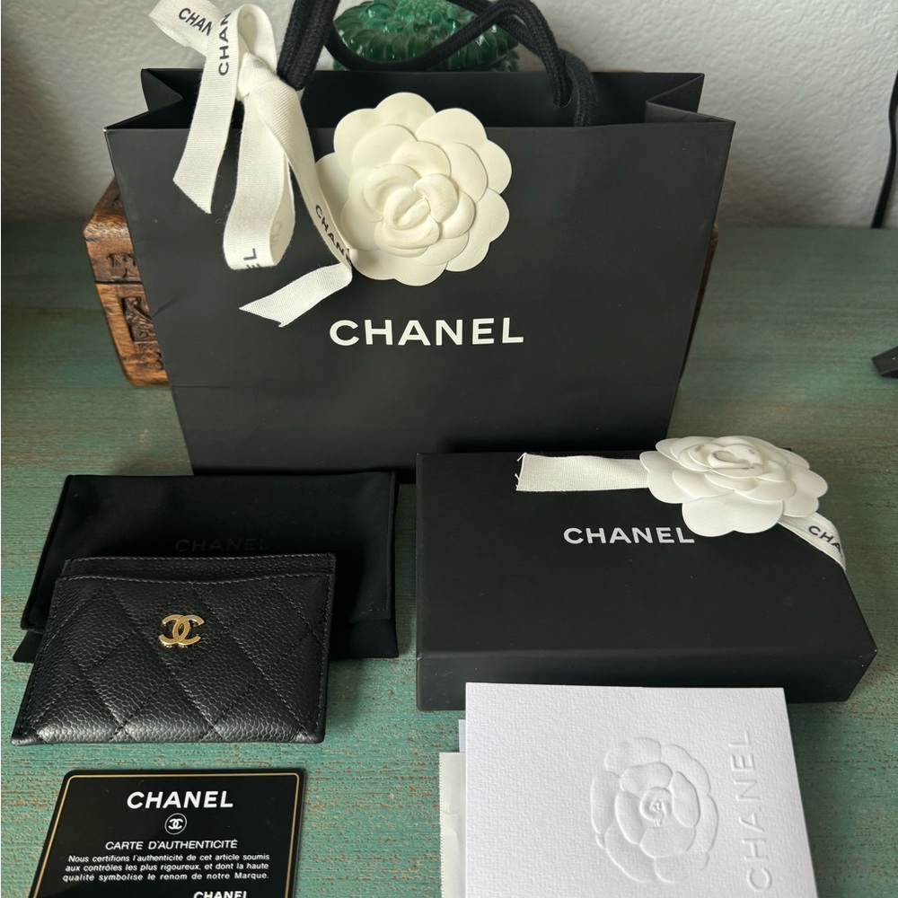 Chanel Black Quilted caviar Leather Card Holder